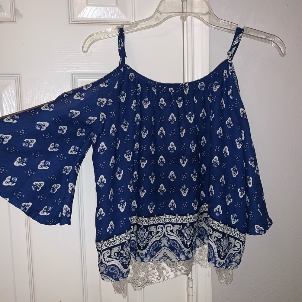 blue and white blouse with cut out shoulders 💙